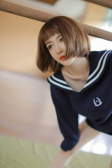 女子当众坐男友腿上发生行为